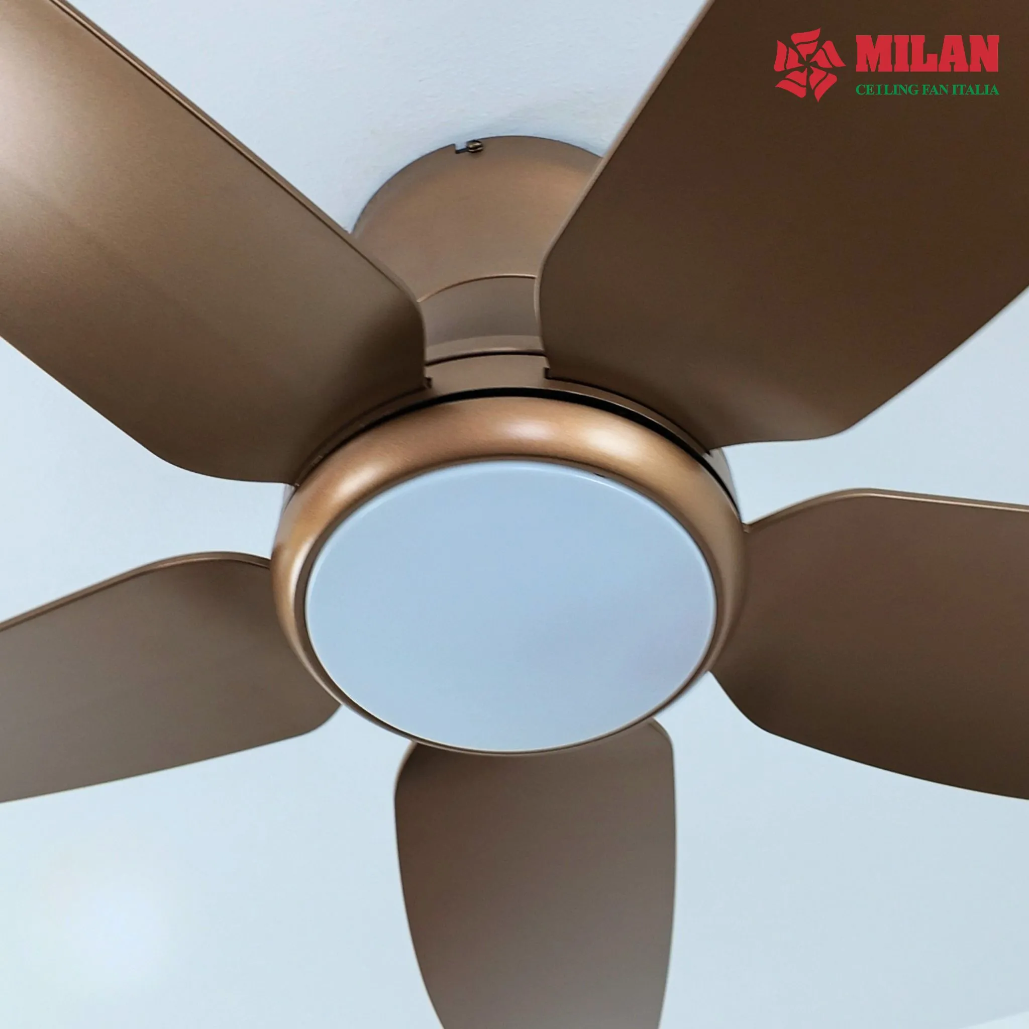 Quạt trần FY588 - màu đồng cát tích hợp đèn LED 3 chế độ ánh sáng.